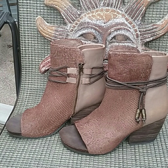 OTBT leather peep toe bootie NEW - Picture 2 of 8